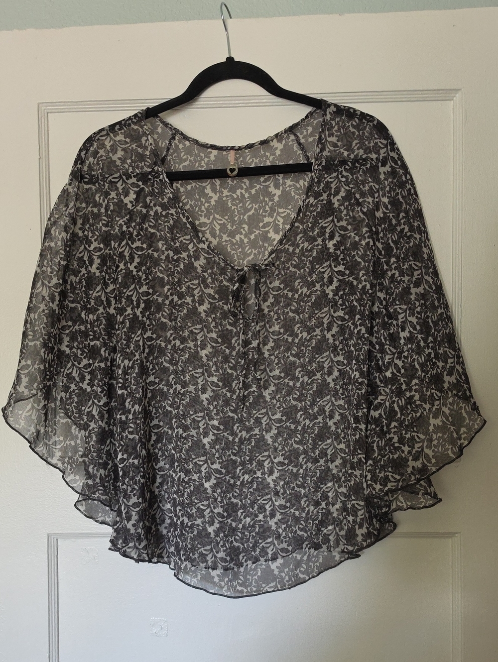 Robin K floral Black And White Sheer Flutter Sleeve
